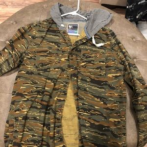 Modern amusement button up